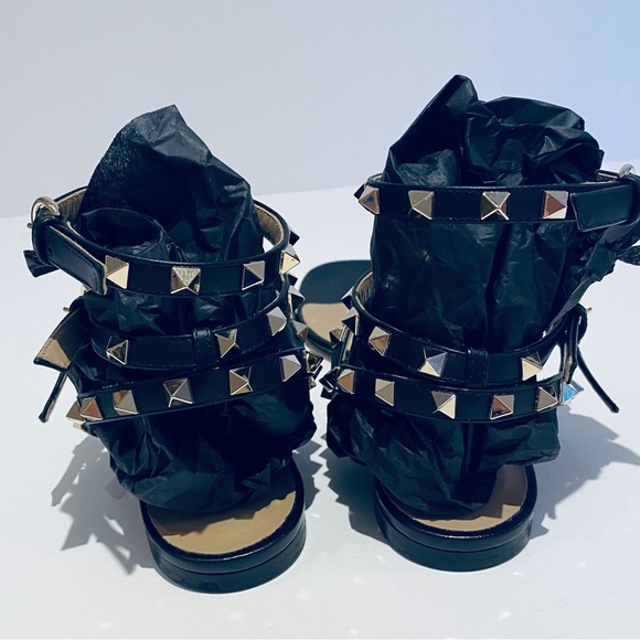 VALENTINO GARAVANI ROCKSTUD BLACK FLAT THONG SANDALS. - Picture 12 of 16